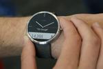 RUNDT. Google har lanceret deres Android Wear-platform, der både kan køre på firkantede og runde smarturs-skærme. Og den er god nok, urskiven ovenfor er faktisk computergrafik og ikke en rigtig urskive, selvom det ligner. Der er tale om Moto 360-smarturet, der kommer senere på året. 