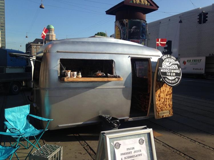 Morgenmad. Siden maj har travle morgenfolk kunne få mad, kaffe og juice med på vejen fra foodtrucken 'Smagen af Lykke', der holder til foran Hovedbanegården. 