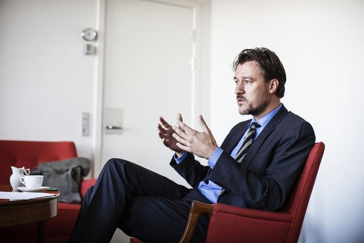 DOM. Der er allerede taget nye regler i brug i Udenrigsministeret, lover departementschef, Ulrik  Vestergaard. 