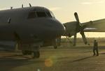 Savent. Et besætningsmedlem går imod  det australske luftvåbens P-3 Orion-fly, der har deltaget i eftersøgningen af det forsvundne fly MH370 fra Malaysia Airlines. Indtil videre har eftersøgningen fra luften været uden resultat. 