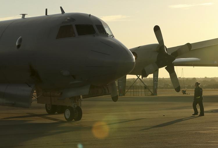 Savent. Et besætningsmedlem går imod  det australske luftvåbens P-3 Orion-fly, der har deltaget i eftersøgningen af det forsvundne fly MH370 fra Malaysia Airlines. Indtil videre har eftersøgningen fra luften været uden resultat. 