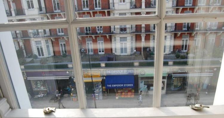 udkig. Fra værelset er der udsyn til Gloucester Road, hvor der er masser af butikker og ikke meget trafikstøj. 