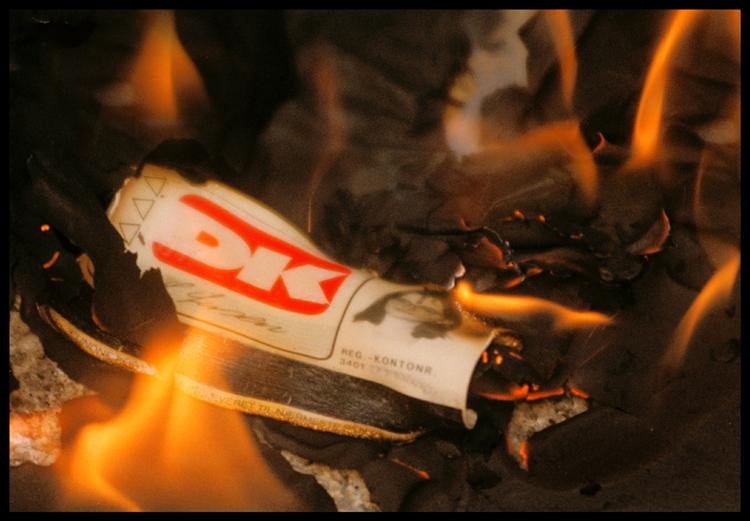 Brænder. Det er sidst på måneden, og dankortet står i flammer. 