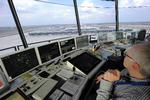 KONTROL. Udsigten er fin, men man kan hverken se fly eller en mulig åbningsdato fra dette tårn i Berlin Brandenburg lufthavnen. 