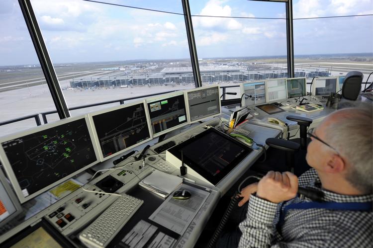 KONTROL. Udsigten er fin, men man kan hverken se fly eller en mulig åbningsdato fra dette tårn i Berlin Brandenburg lufthavnen. 