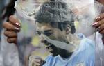 ELSKET. I Uruguays hovedstad Montevideo holder fodboldfans stadig af Luis Suárez. 