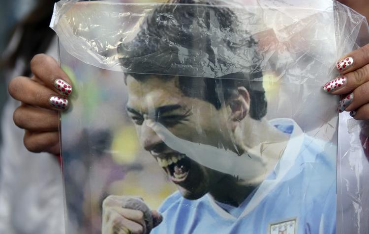 ELSKET. I Uruguays hovedstad Montevideo holder fodboldfans stadig af Luis Suárez. 