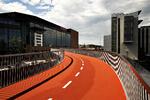 Dyr. Sydhavnens nye orange cykelrute slanger sig mellem bygninger, over vandet, fra Kalvebod Brygge til Havneholmen. Broen både har navn efter et dyr og har været dyr. Pris: 32 millioner kroner. 