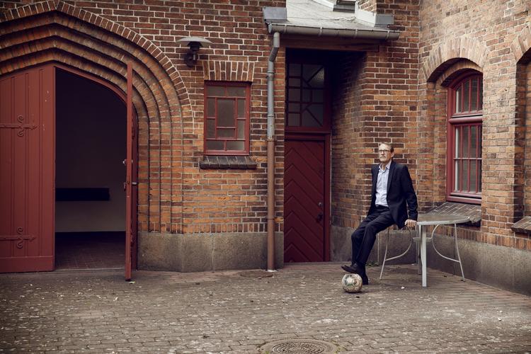 Købt. Kaare Vestermann, direktør i VIBO, står i baggården til Samuels Kirke ved døren til det gamle kapel, som i fremtiden bliver cykelskur. Boligselskabet har netop købt kirken på Thorsgade i København for at bygge den om til studieboliger. 