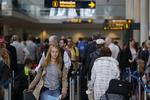 Trafik. Fra morgenstunden var der travlhed i Københavns Lufthavn. Fredag er en af årets store rejsedage. 