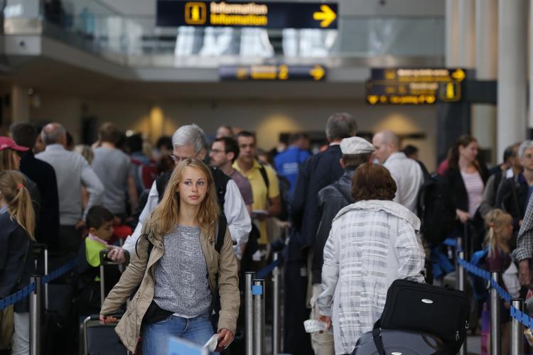 Trafik. Fra morgenstunden var der travlhed i Københavns Lufthavn. Fredag er en af årets store rejsedage. 
