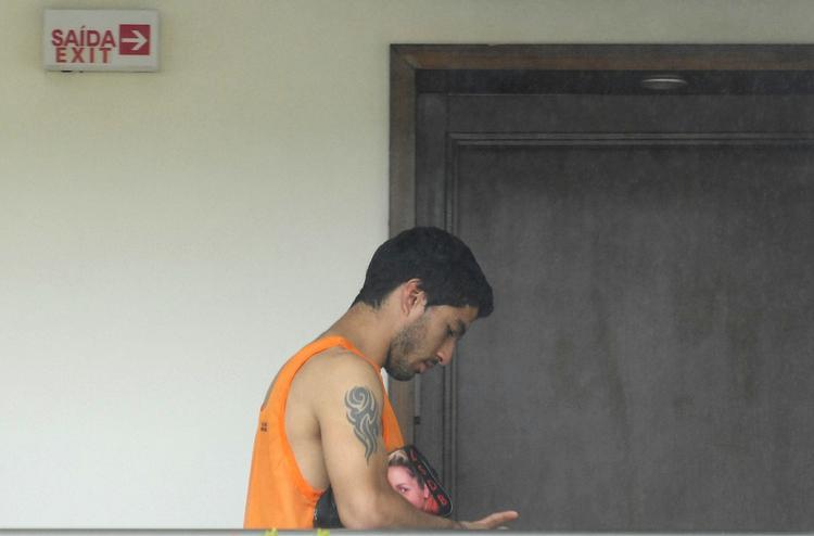 Exit. Luis Suárez er færdig ved VM – og udelukket fra al fodbold de kommende fire måneder. 