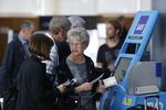 Check-in. Der var stor aktivitet i Københavns Lufthavn fra morgenstunden. Omkring 100.000 rejsende ventes at ankomme eller rejse i dag. 
