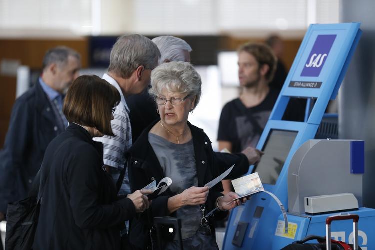 Check-in. Der var stor aktivitet i Københavns Lufthavn fra morgenstunden. Omkring 100.000 rejsende ventes at ankomme eller rejse i dag. 