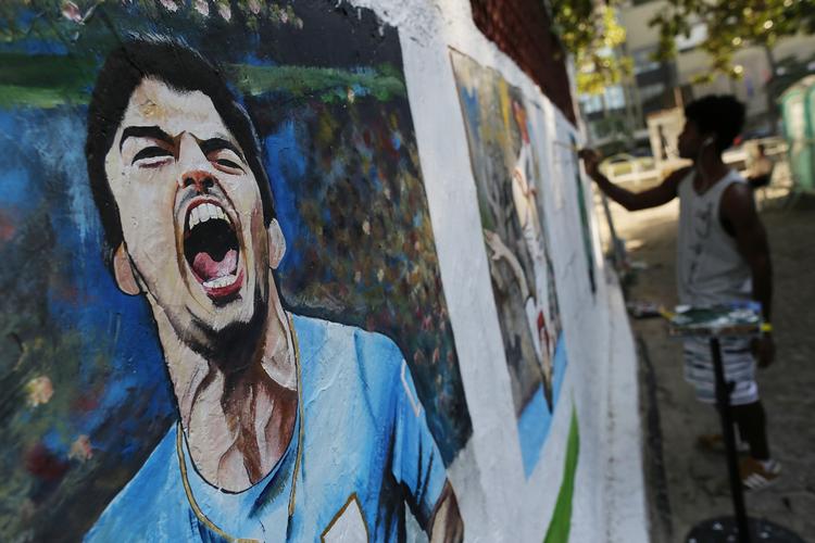Ude. Luis Suárez har forladt Brasilien, men lever videre ved VM på denne væg ved Copacabana. 