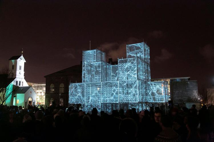 LYS. Lyskunstneren Marcos Zotes laver live lysinstallation i Art Zone om natten. 