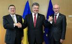 Aftale. Ukraines præsident Petro Poresjenko (midten) med EU-kommissionens formand  Jose Manuel Barroso (t.v.) og EU-præsident Herman Van Rompuy (t.h.) ved EU-topmødet i dag, hvor aftalen blev underskrevet. 