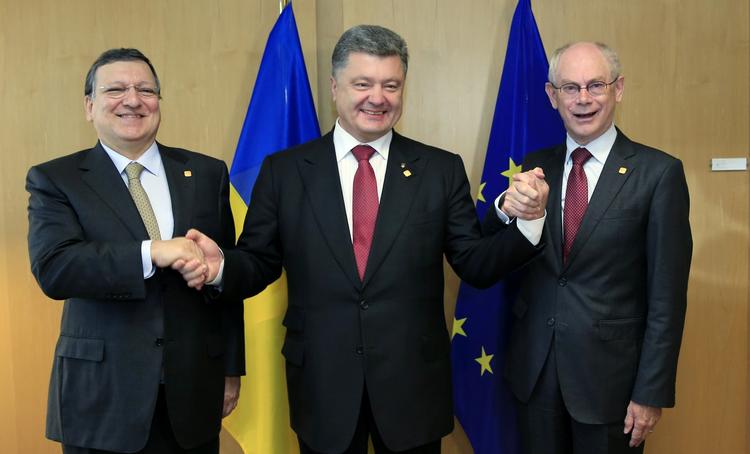Aftale. Ukraines præsident Petro Poresjenko (midten) med EU-kommissionens formand  Jose Manuel Barroso (t.v.) og EU-præsident Herman Van Rompuy (t.h.) ved EU-topmødet i dag, hvor aftalen blev underskrevet. 