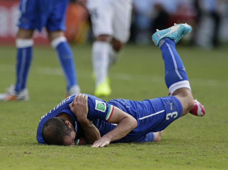 Ude. Chiellini er ligesom Suárez en færdig mand ved VM. 