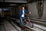 Eventyr. Man behøver ikke eje en kværn eller cabriolet for at eje følelsen af at være på eventyr. Niclas Vessel Kølpin klarer sig fint med en lille rød foldecykel. 