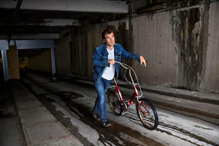 Eventyr. Man behøver ikke eje en kværn eller cabriolet for at eje følelsen af at være på eventyr. Niclas Vessel Kølpin klarer sig fint med en lille rød foldecykel. 