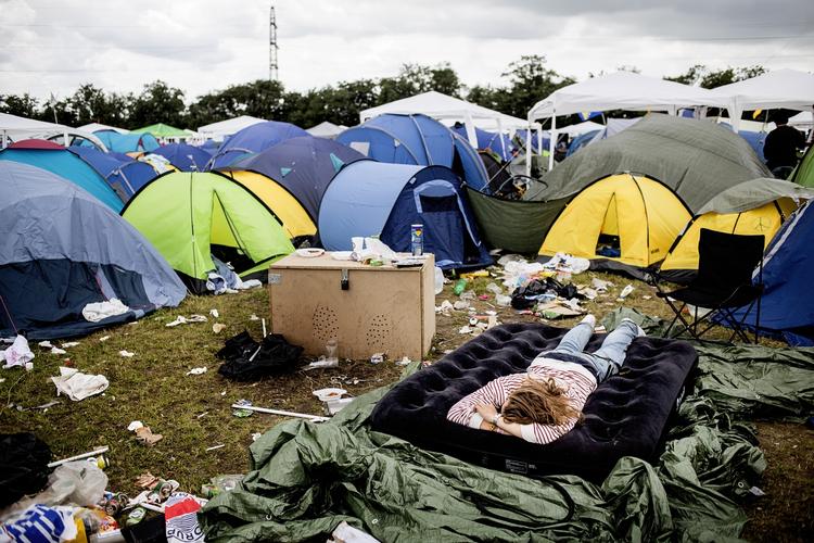 Grej. Hvordan holder du fødderne tørre og teltet oprejst? Få de garvede festivalgængeres gode råd her. 