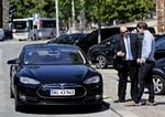 ELEKTRISK. Chauffør Thomas Begulic og direktør Søren Halskov Nissen diskuterer holdbarheden for den sorte Tesla S. 