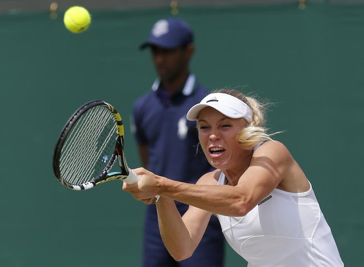 I anden runde skal Wozniacki møde Karin Knapp, der også vandt sin første kamp overbevisende. Italieneren rangerer som nummer 67 i verden. 