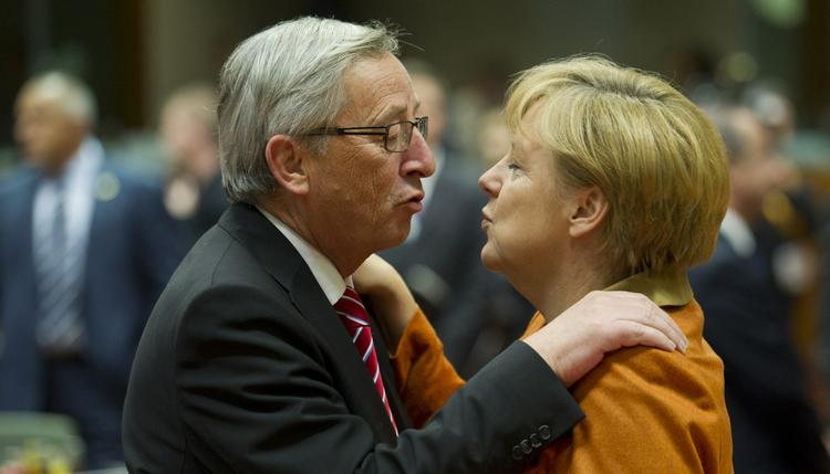 Toppolitikere. Jean-Claude Juncker og Tysklands kansler, Angela Merkel, hilser på hinanden under et tidligere EU-topmøde. 