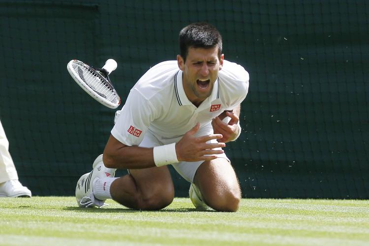 Lettelse. Novak Djokovic fra Serbien skreg af smerte da han faldt og slog skulderen i en Wimbledon-kamp mod franske Gilles Simon. Men Djokovics læge vurderer, at der ikke er sket nogen skade. 