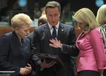 Samtale. Litauens præsident, Dalia Grybauskaite, og Helle Thorning-Schmidt kigger med på David Camerons ipad i forbindelse med EU-topmødet i Bruxelles. 