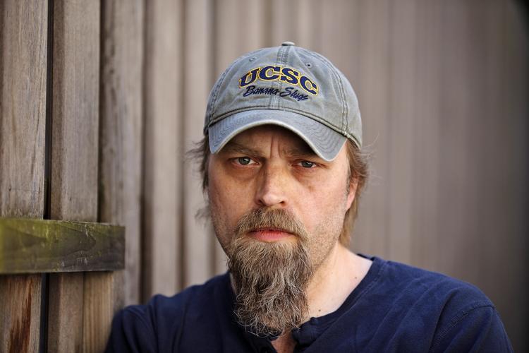 Mistro. Tidligere Se og Hør-journalist Ken B. Rasmussen mener, at ulovlighederne hos Se og Hør startede i maj 2008 og ikke i efteråret 2008, som Allers rapport konkluderer. 