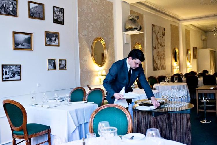 Traditionelt. Krogs Fiskerestaurant er højtideligt iscenesat uden at være for stiv i pressefolden. Køkkenet har til gengæld brug for en opstrammer. 