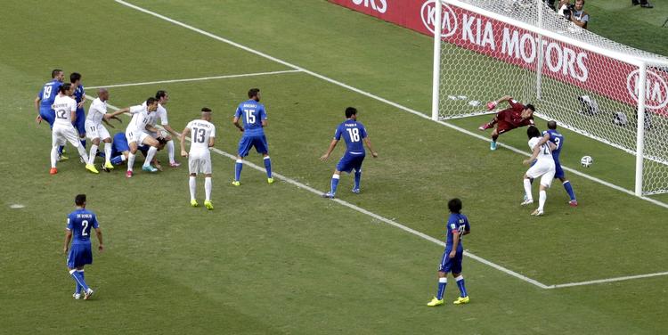 HJØRNESPARKSMÅL. Et af de mest afgørende hovedstødsmål efter et hjørnespark scorer Diego Godin her for Uruguay til 1-0 mod Italien. 
