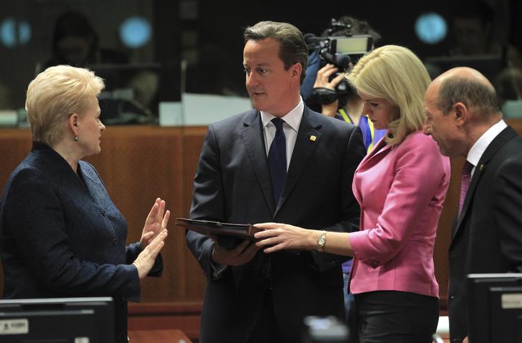 Kolleger. David Cameron var undervejs i dag omgivet af to af de politikere, som nævnes ofte på EU's rygtebørs, Litauens præsident, Dalia Grybauskaite, og Helle Thorning-Schmidt. 