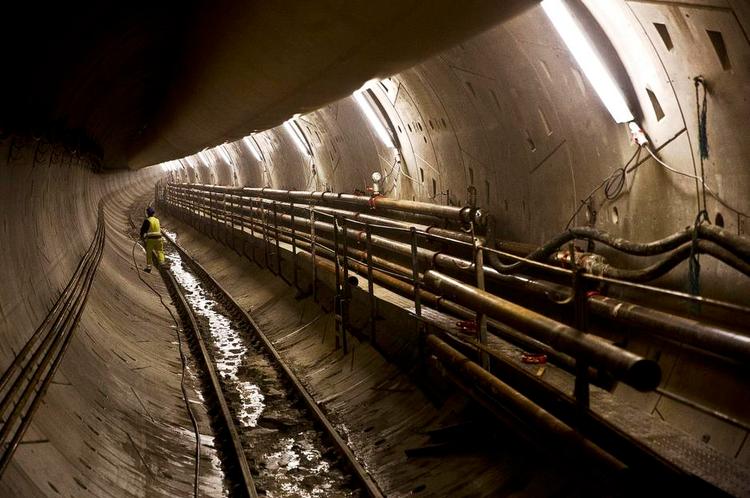 Ups. Metroselskabet påtog sig en kæmpe økonomisk risiko ved at love entreprenøren adgang til at arbejde i døgndrift. Optionen i kontrakten blev Folketinget aldrig præsenteret for. Nu kommer der en millardregning som konsekvens. 