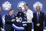 udvalgt. Nikolaj Ehlers modtager Winnipeg Jets' spilledragt efter nattens draft. 