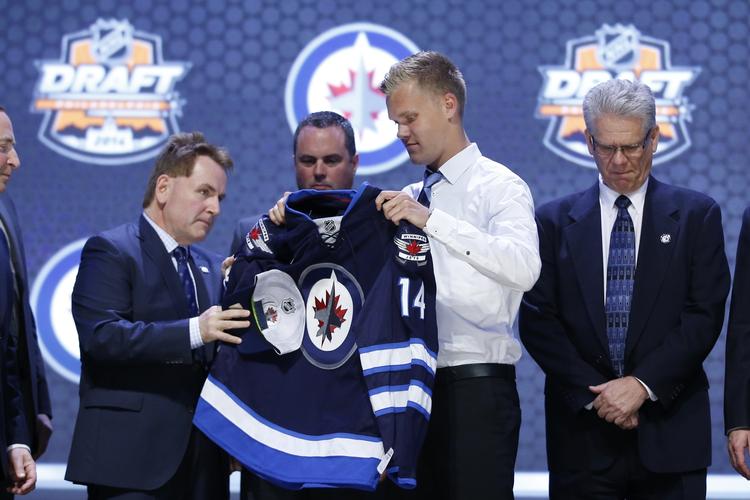 udvalgt. Nikolaj Ehlers modtager Winnipeg Jets' spilledragt efter nattens draft. 