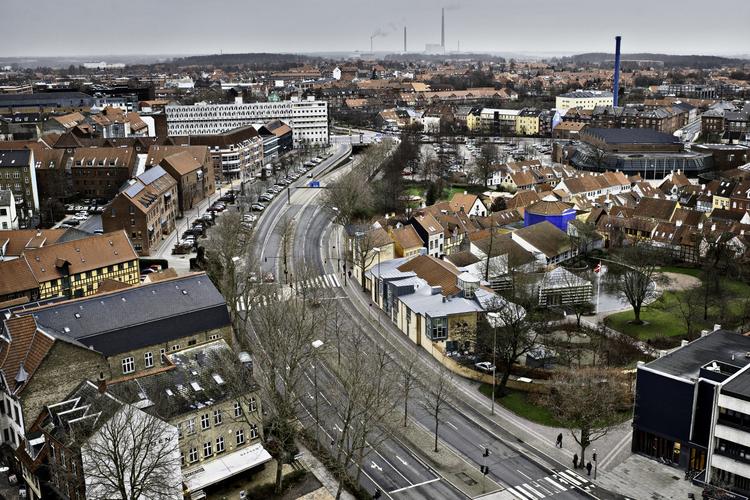 HELING. Nu skal Odense 'samles' igen, når Thomas B. Thriges Gade, der deler byen i to, lukkes for biltrafik og omdannes til grønne torve og boligområde. 