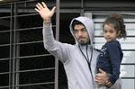 heltemodtagelse. Opfattelsen af Luis Suárez-biddet er af en noget anden end den europæiske i hjemlandet Uruguay, hvor mange opfatter spilleren og landsholdet som forfulgt. 