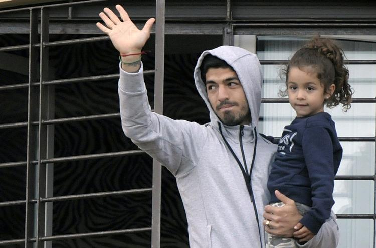 heltemodtagelse. Opfattelsen af Luis Suárez-biddet er af en noget anden end den europæiske i hjemlandet Uruguay, hvor mange opfatter spilleren og landsholdet som forfulgt. 