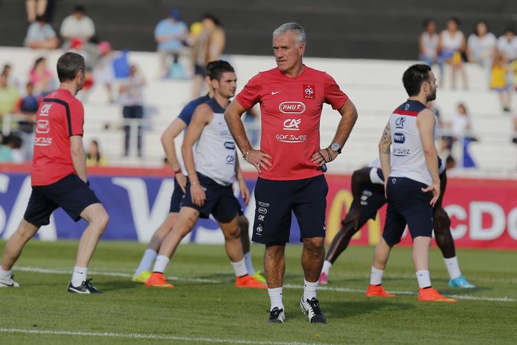 Taktik. Didier Deschamps sender sit hold på banen søndag aften kl. 21. 
