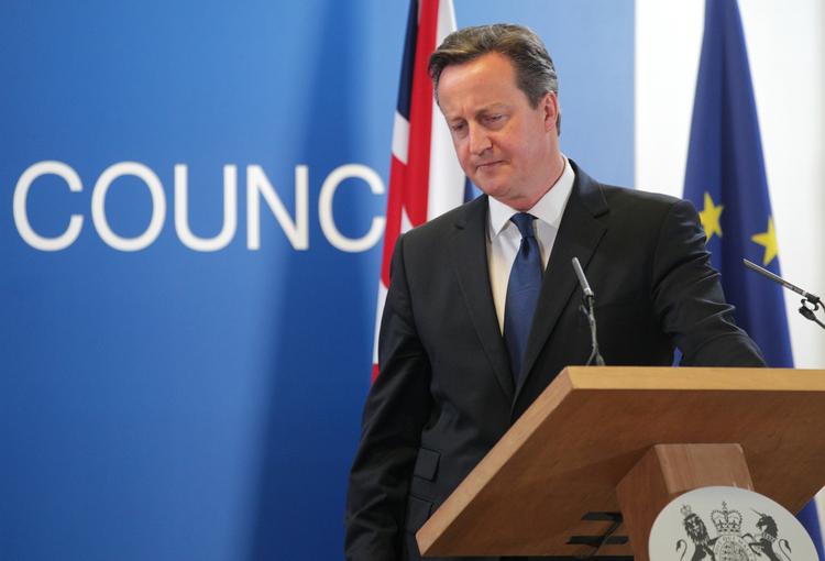 NEDERLAG. Den britiske premiereminister var skiftevis sammenbidt og vred, da han forsvarede sin stemme mod Juncker i Bruxelles i går. 