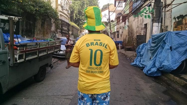 FEST. I Rio de Janeiros slum er de klar til aftenens ottendelsfinale mod Chile. 