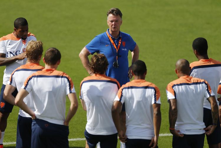 taktisk. Louis van Gaal (midt) har fået orden på de hollandske egoer, som nu fungerer som hold. 