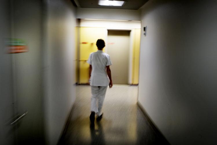 VOLDSRAMT. Især ansatte på hospitaler og i hjemmeplejen er i risikozonen for at møde vold eller trusler på arbejdet. De får nu en forebyggelsespakke. (arkivfoto) 