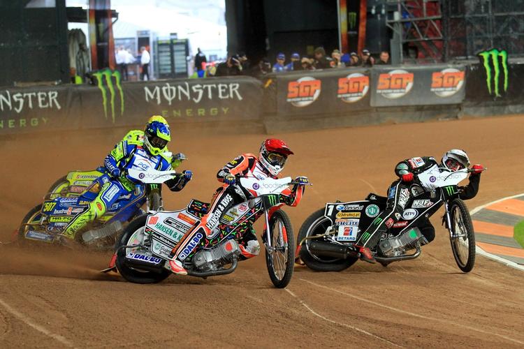 FART. Niels-Kristian Iversen (rød hjelm) tilfredsstillede hjemmepublikummet i Parken og triumferede i det danske grandprix. 