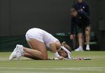 Franske Alizé Cornet kysser græsset, efter hun har besejret Serena Williams og har spillet sig videre til 1/8-finalen. 