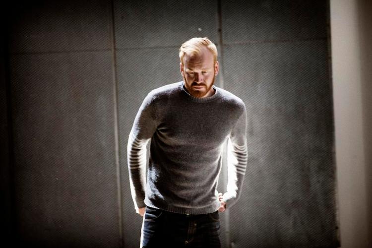 Selvbillede. »Forfatter? Ja, det siger de. Jeg har nu ikke helt affundet mig med titlen endnu«, siger Mikkel Brixvold. Bådebygger og matros glider foreløbig nemmere ned. 