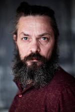 Ordspiller. Claus Ankersen har lagt vægt på sprogfornyelsen i sine limericks. Men dog med en småsjofel vinkel. Vi er jo et folk af lidrebasser. 